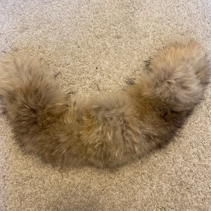 Päls till jacka - Säljer min päls eftersom att jag köpte den till min jacka men den var för stor, köptes på hollies enskilt. Den är ungefär 60 cm lång och kan sättas fast med knappar. Köptes för 1300.