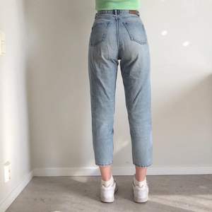 Jeans i 100% ekologisk bomull från Monki, strl 27. Köpta 2016 och sparsamt använda. Lite korta på mig som är 176 cm lång.