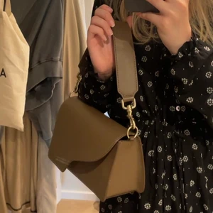 Atp Baguette Brown - Nypris 4200kr, fint skick. Har en liten fläck på väskan, annars bra skick. Säljer pga att jag inte har plats för den.