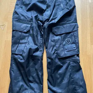 Superdry snow pants used once no default jacket that goes with it available to make a size L perfect set for an average height of 1.80m