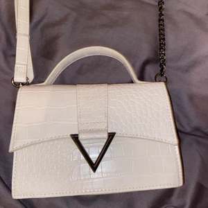 Snygg vit väska - Snygg väska som endast är använd några få gånger och är i nyskick