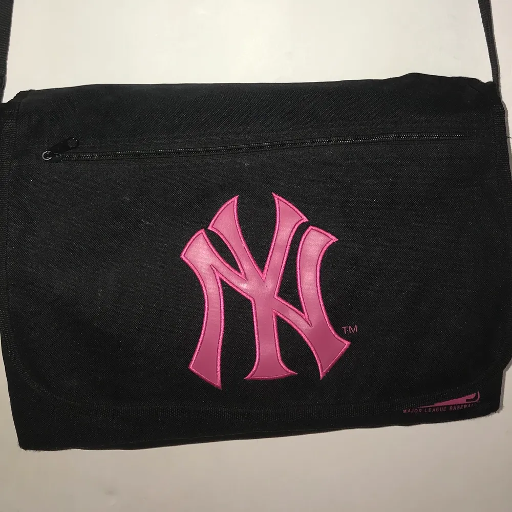 märke: new york yankees  - rosa och svart - använd men fint skick. Väskor.