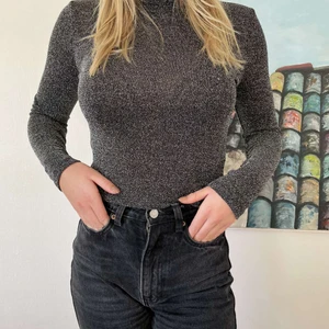 Snygg festtopp i storlek S - En cool glitter festtopp som kan användas på fest samt i vardagen, den är i bra skick och kommer från hm i storlek S !!! 🖤