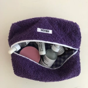 Handgjord necessär 💜 - Handsydd necessär gjort av återvunna tyger köpt second hand. Går även att köpa på min instagram @bernhbernh eller via www.bernh.se🥰🌸🤍   18x14x9 cm