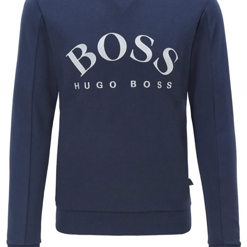 Hej säljer min Hugo boss tröjja i nyskick då den är 1 månad gammal, nypris 1295kr priset ej hugget i Sten . Tröjor & Koftor.