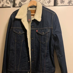 Levis fodrad jacka - prislappen kvar! - Aldrig använd. Prislappen kvar, dock utan själva priset då detta var en present. Fodrad jacka i storlek medium i herr då modellen är rakare än den för kvinnor. Nypris ca 1400 kr. 
