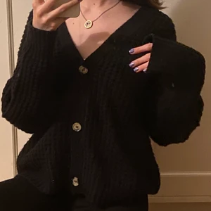 Stickad tröja med knappar - Jättebra skick, använd 1 gång då jag kände att jag inte passade i den✨Passar säkert någon annan utmärkt💕Strl  M men passar också som S.🧸På bild 2 ser den lite grå ut men det är bara ljuset, den är svart!🥰