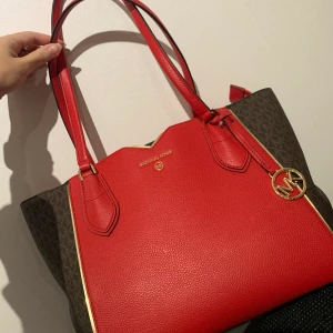 Mk väska  - Fint skick då den enbart används när vi skulle på ett plan och sen när vi skulle hem upp på planet igen! Fler bilder kan fås vid intresse, bara höra av sig! Priset går att diskutera vid snabbt köp😊