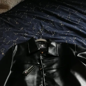 Vintage skinnjacka från AC made in Italy - Supersnygg märkesjacka från AC made in italy, i storlek XL. Jackan är i äkta skinn och är från 90-talet. Den är helt oanvänd och har fortfarande lappen kvar. Oversized. Köparen står för frakten 💕