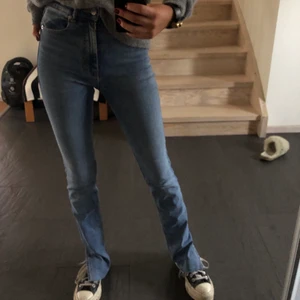 Blåa zara jeans  - Säljer mina blåa jeans ifrån zara med slits vid foten! Är använda fåtal gånger och i fint skick. Är i stolek 34 men passar även 32, är super stretchiga och bekväma!!💖❤️ säljer för 180 kr + frakt