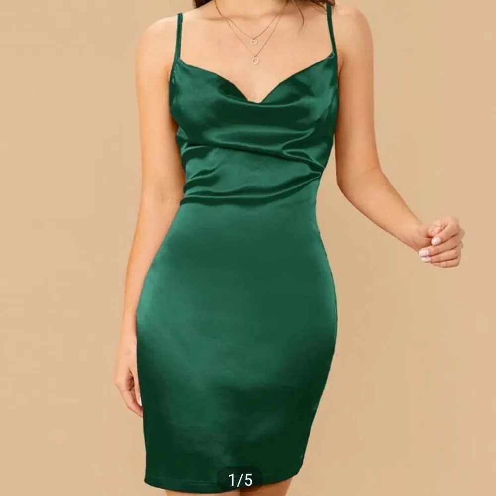 Jättefin klänning från shein, den är som silkes. Den är för stor för mig tyvärr. :( Sista bilden är från shein någon som köpt likadan. Den är oanvänd. I storlek xs men kan passa en s också.. Klänningar.