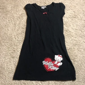 miniklänning? - en lång hello kitty tshirt från barnavdelningen som kan funka som miniklänning om du är tillräckligt kort😅😅 storleken på lappen går ej att läsa längre men den passar xs men är lite tight i armhålorna. 