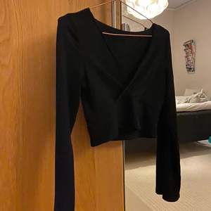 Långärmad tröja - Jag säljer min långärmade svarta tröja i st S/M som kommer från SHEIN då jag inte har någon användning av den. Jag har använt den fåtal gånger. Men är tyvär LITE nopprig därav de låga priset. Den är croppad med ribbat material.💞💞 Priset kan diskuteras