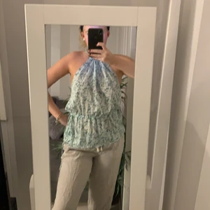 Tröja - En superfin grön blus ifrån h&m som jag köpte i somras, köpte den för 199 och den finns inte kvar på h&m, har andvänt en gång och tycker att den är jättefin men den behöver någon annan som använder den mer!💓