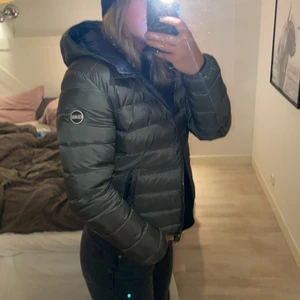 Colmarjacka - Varm och skönt vinterjacka från colmar! Färgen är en grön/brun färg och nypriset på denna jacka är 4999kr.