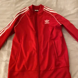 Adidas kofta - Adidas kofta storlek 160 men passar S. Pris 100kr. Kontakta mig för fler bilder.