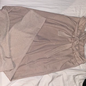 nelly kostymbyxor med mjukare material - säljer dessa näst intill oanvända kostymbyxor från nelly. skulle väll säga att de är kostymbyxor men väldigt mycket mysigare typ av! köpta för 300kr. storlek s