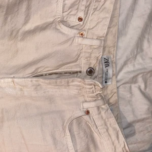 byxor från zara - säljer dess jeans från zara! storlek s men skulle nog funka som M också för är lite stora för mig som bär s i allt annat. köptes för 500kr och säljer för 200kr. Jag är ca 175 cm och dom är en bra längd på mig!