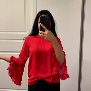 Blus - En jättefin röd blus från Koton. Använd endast en gång så den är i bra skick! Perfekt till julen och allmänt också🦋