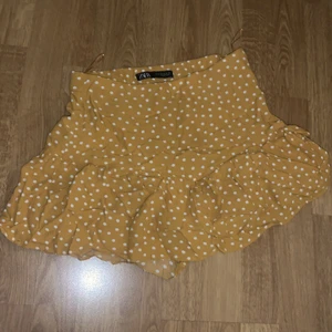 Zarakjol  - Kjol från zara som knappt är använd, ganska så stor i storleken. 