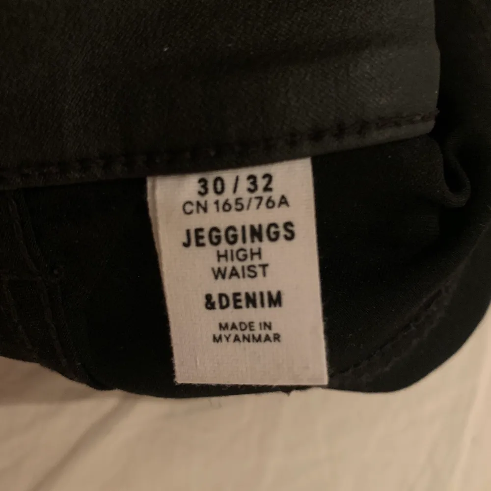 Skinnbyxor (jeggings & high waist) från HM, sällan använda 🌟 storlek 30/32, pris 150kr + frakt. Jeans & Byxor.
