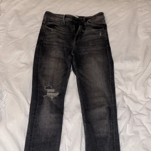 Grå/svarta jeans från MANGO - 🎀SKRIV ETT PRIS!!🎀Säljer dessa coola skinny jeans från mango då just ”skinny fit” inte riktigt är min grej längre! Byxorna är i jättebra skick och sitter supersnyggt! -köparen står för frakten!