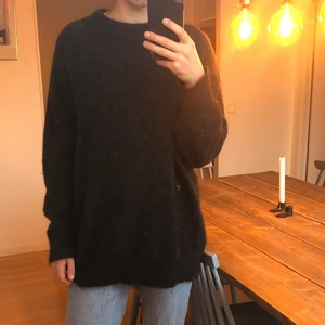 Grå stickad tröja - Mörkgrå stickad tröja från Weekday. Köpt för några år sen men inte använt den alls mycket. Dåliga bilder, får skylla på min trasiga telefon. Köpare betalar frakt. 