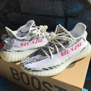 Yeezy Boost 350 ”Zebra” - Yeezy Boost 350 ”Zebra”. Köpta på Flightclub 2017. Använt en gång, inga defekter, superfint skick.  SIZE 7. Har även ett bra Beluga 2.0 i bra skick till salu. 
