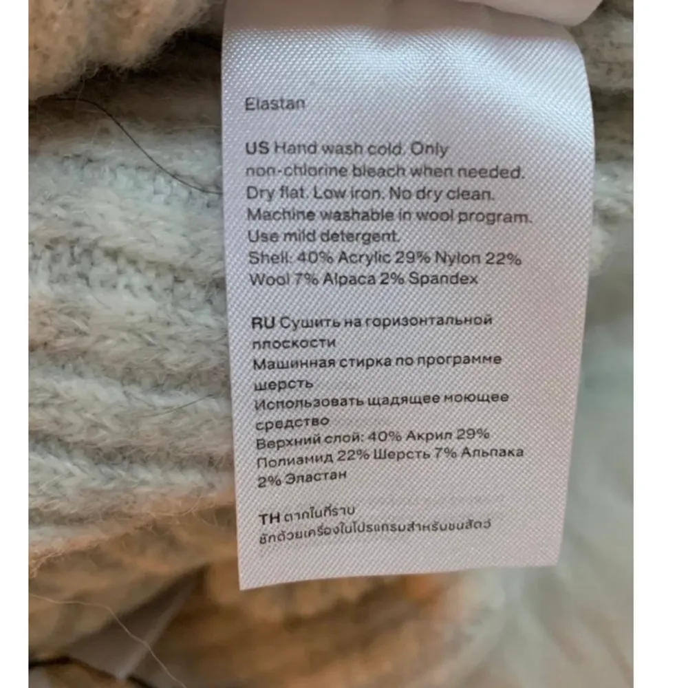 (tröjan är XS på mig som är en S) jätte fin stickad tröja från weekday som är lite ”croppad”, och går in vid magen (se 2a bild) tröjan innehåller ull! 😍endast använd en gång, alltså som ny. köpare betalar frakt (spårbart 57 kr)! 💕💕. Stickat.