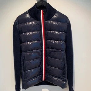Moncler cardigan - Moncler cardigan i nyskick i färgen navy. Storlek XL men passar L/M. 