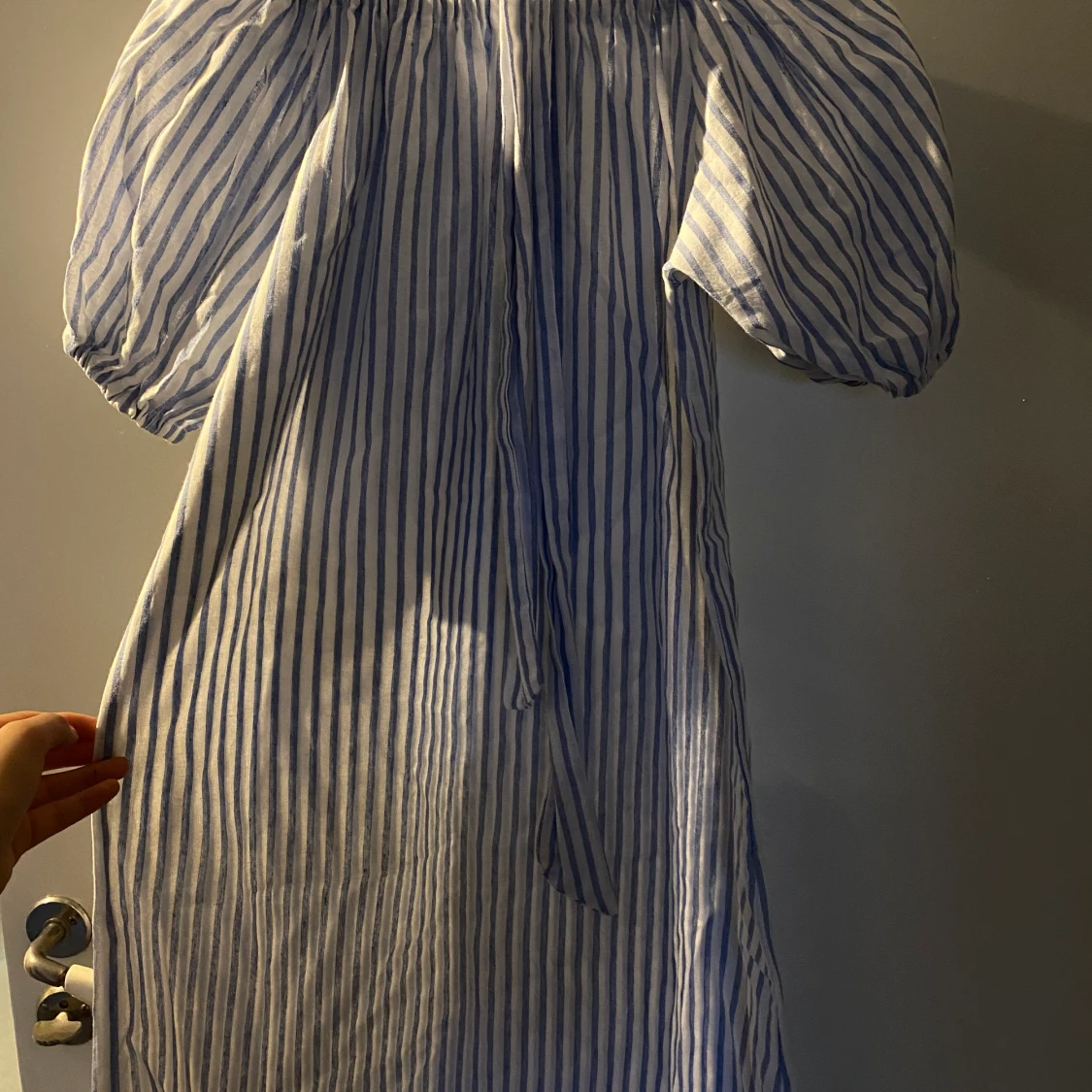 Klänning med bälte, off shoulder