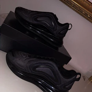 Nike Air Max 720 - använt några gånger,  en speciell modell då det skimmer lila i tyget i vissa ljus. Nypris 1900 kr