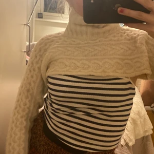 Zara kort topp - Kort cool stickad tröja som man har över linne.                            (Exklusive frakt)