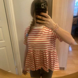 Zara topp🍓🤍 - Jag säljer denna söta topp från zara som jag aldrig andvönt eftersom att jag aldrig haft chansen! Superfin topp som passar till mycket! (Sista bilden lånad) skriv för info eller fler bilder!🤍🤍 frankt tillkommer