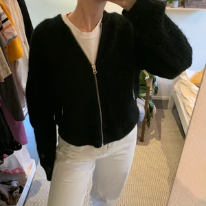 & other stories kofta  - Jättemysig mörkgrön kofta från & other stories. I storlek L för att ha få en oversize look. I jätte bra skick! Köpte den förra vintern för 900kr och säljer nu för den inte kommer till användning.