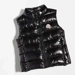 Moncler väst  - Säljer nu min älskade väst som är andvänd 5 gånger, så som ny, inga skador 🥰 kom med bud! vill bli av med den så snabbt som möjligt då de inte är min stil längre! Frakt står köparen för. Köpt för 7500kr 