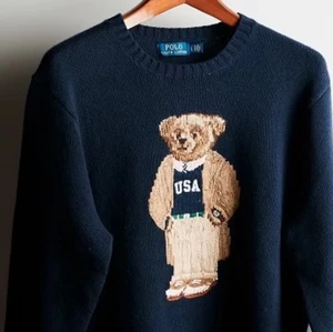 Stickad Ralph Lauren Tröja - Nästan oanvänd ullstickad tröja från Ralph Lauren i marinblå.💙 Passar perfekt nu till vintern! Köpt på Johnells och har aldrig maskintvättats. Nypris är nästan 4000kr men säljer för 2000kr. Bara att skriva om du har några frågor💕