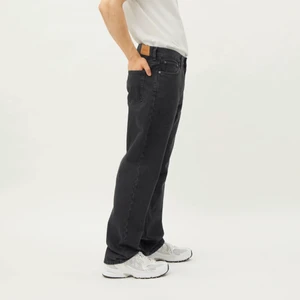 Weekday Space Jeans - Weekday Space Raka/Vida Jeans. Storlek 33/32. Minimalt använda och därmed i gott skick. Nypris 600 kr. Köparen står för fraktkostnaderna. 