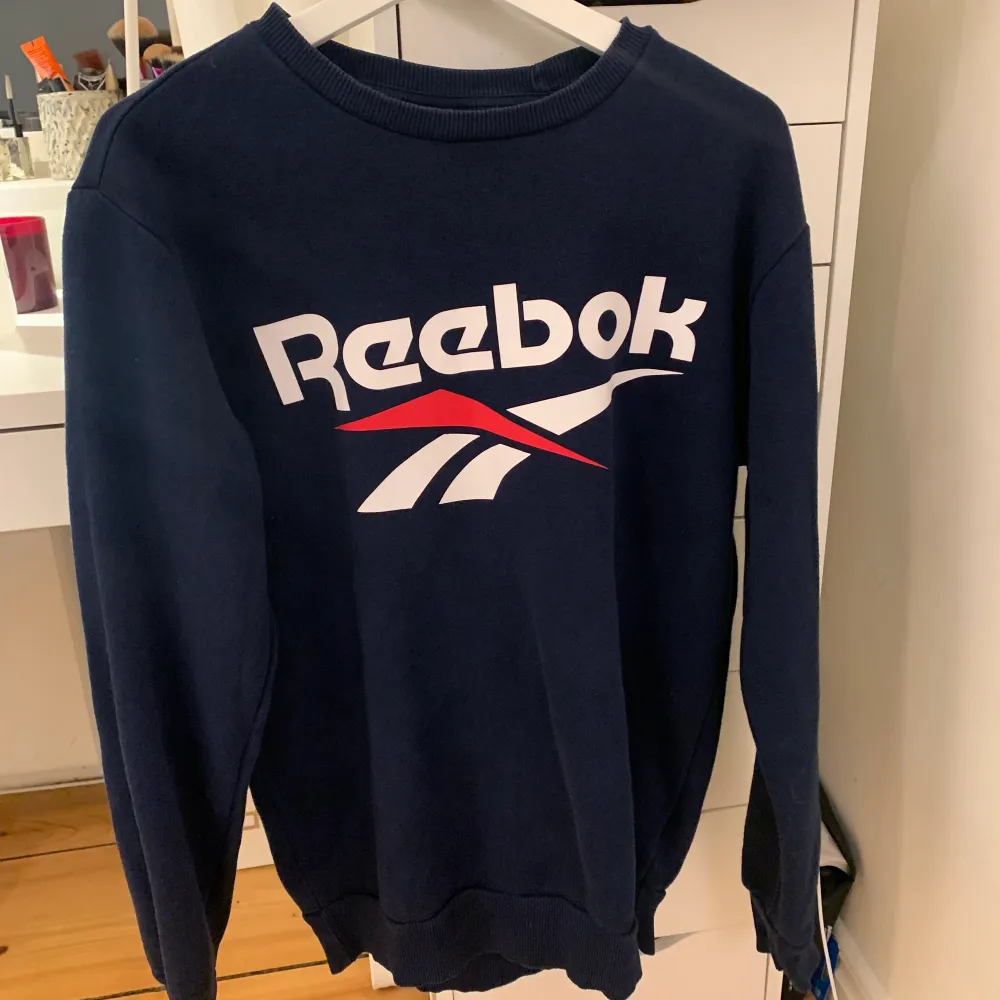 REEBOK sweatshirt, säljer pga använder ej, 300+frakt. Tröjor & Koftor.