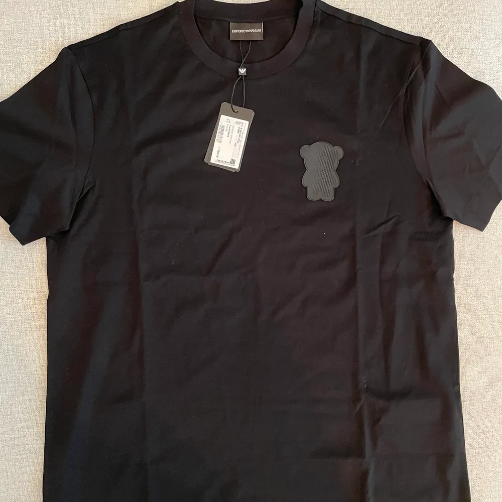 Splitterny Armani T-Shirt, köpt från NK i Stockholm. Kvitto finns. I storlek L, men liten i storlek. . T-shirts.