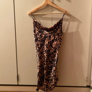 Rosa leopardklänning  - Rosa leopardklänning från Topshop. Klänning är rätt så kort i modellen med dragsko på sidan, i storlek 34. Kan mötas i Stockholm eller skicka. Frakt: 66kr spårbart 💗