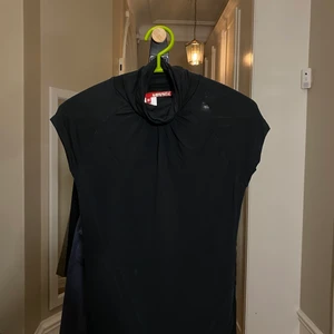 snygg svart polo top från miss sixty  - jätte snygg och trendigt 