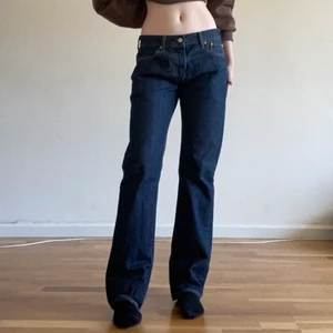 Levis jeans - Säljer mörkblåa lågmidjade Levis jeans köpta på secondhand. Färgen på jeansen visas bäst på bild 1 och 2. Modell: 501. Midjemått ca 80 och innerbenslängd ca 78. Jag är 169 centimeter och har oftast strl 34/36. Köparen står för frakten. Skriv gärna vid frågor💞