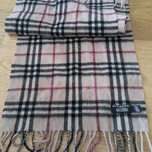 Burberry halsduk - En jätte fin halsduk Burberry  100% cashmere  34cm bred och 155cm lång.