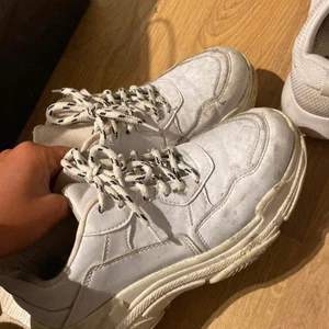 Sneakers säljes  - Säljer mina snygga sneakers pga ingen användning. Väldigt fina och bra kvalité men behöver en tvätt 🥰