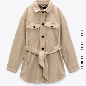 Kappa från zara - Oanvänd beige kappa från zara i storlek S, säljes pga dubbelköp
