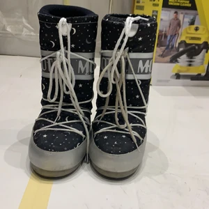 Moon booat  - Svarta moon boots med stjärnor, månar och prickar dem är kanska slitna köpte dem föra året 