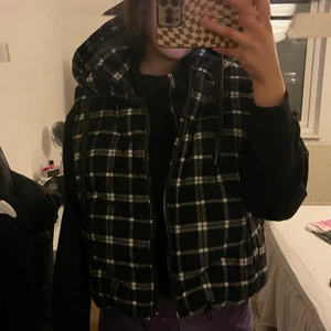 Rutig väst  - SLUTSÅLD PÅ ZARA. Skicket som ny! Tjock så passar till hösten/vintern. Luvan är stor och mysig 🙌🏼 Jag är en S/M för referns. Köparen står för frakten - 66kr. 🌺