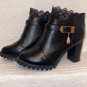 Svarta skor  - Aldrig använda små i storlek. Egentligen storlek 40 men mer som 38. 