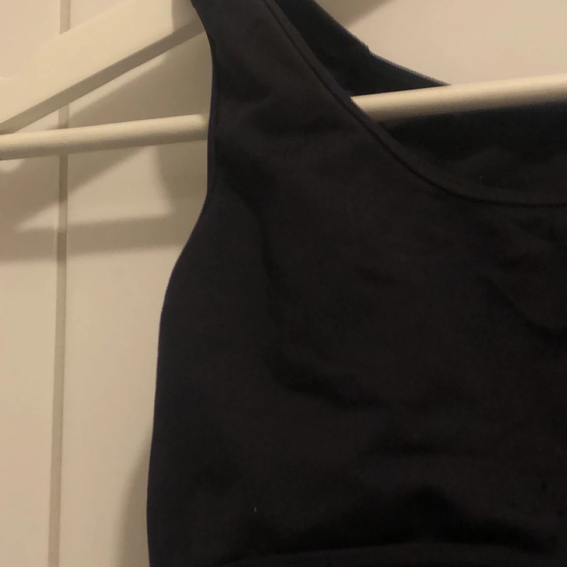 En svart sporttop  - 91
